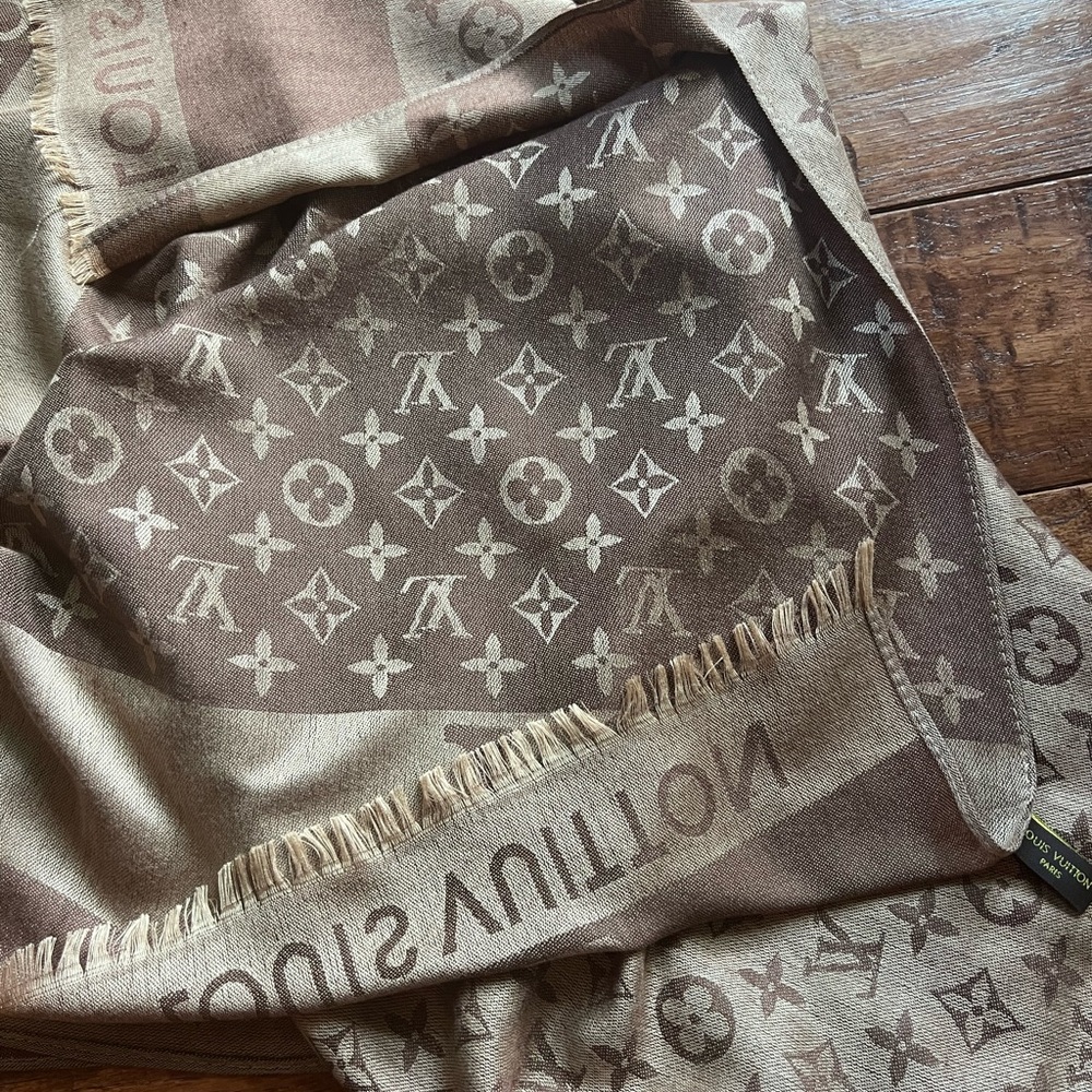 LV scarf